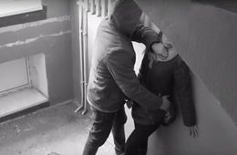 Читинец познакомился с женщиной в баре, проводил ее до дома, а в подъезде ограбил