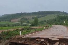 Мост снесло за селом Умшун в Газ-Заводском районе Забайкалья (видео)