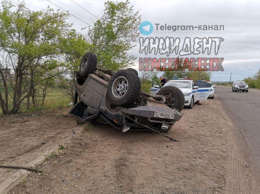 В Краснокаменске школьник перевернул чужую машину 