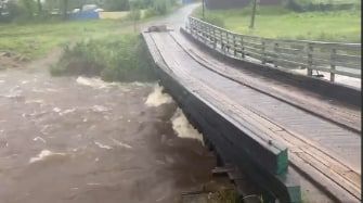 В Могоче разбушевались реки — один мост смыло, второй подмывает 