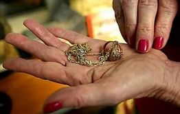 Лже-гадалка сняла украшения на 500 тыс. руб. с 14 читинцев, обещая снять порчу