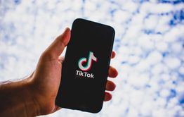 TikTok приостановил работу в России из-за фейков