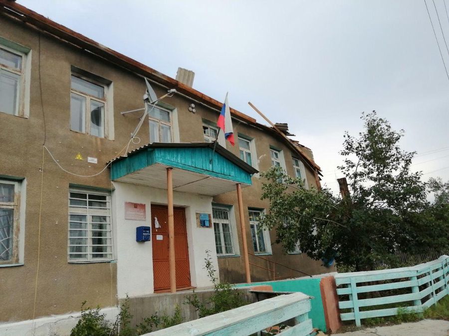 Тополь пробил крышу администрации забайкальского села (видео)
