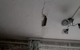 Квартиру жительницы Верх-Усуглей заливает дождями