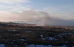 У села Большая Тура горит свалка, грозящая перерасти в лесной пожар
