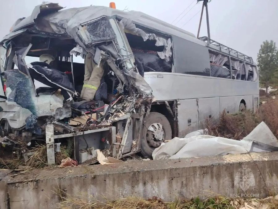 Пассажирский автобус и большегруз столкнулись в Улетовском округе