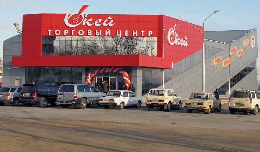 В Краснокаменске подростки после закрытия ТЦ пытались украсть одежду