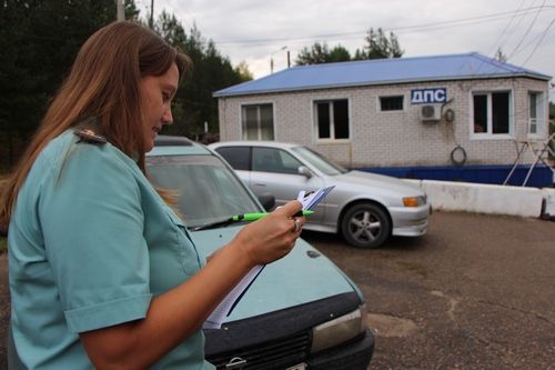 ​Сотрудники ДПС на посту в Атамановке проверяют пристегнуты ли пассажиры автобусов
