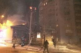 Первый новогодний пожар полыхает в Чите
