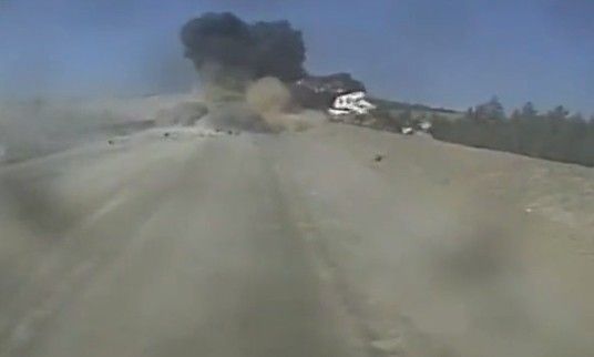 На трассе Быстринского ГОКа БелАЗ перевернулся и взорвался (видео)