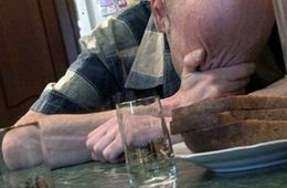 Житель Краснокаменска ранил ножом зятя и пропил деньги дочери
