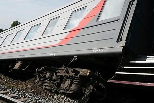 ​Пустой пассажирский вагон сошел с рельсов в Забайкалье