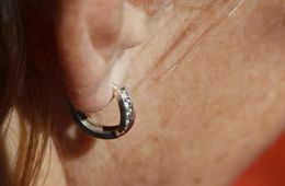 Неоднократно судимая женщина украла серьги у пенсионерки в Сретенске
