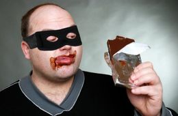 В Красночикойском районе грабители похитили ноутбук и конфеты