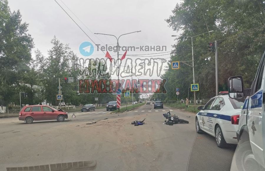 В Краснокаменске мотоциклист без прав врезался в иномарку, пострадали два человека