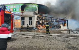 Прокуратура организовала проверку по факту пожара в здании торгового центра в Чите