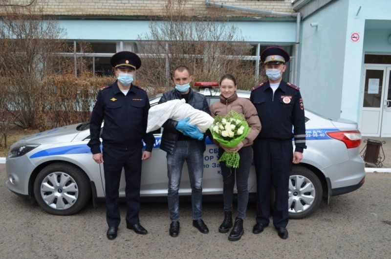 Инспекторы ДПС сопроводили девушку до роддома в Чите