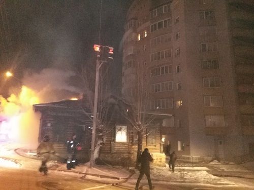 Первый новогодний пожар полыхает в Чите
