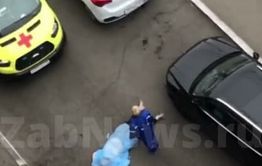 Тело девушки нашли во дворе дома напротив филфака ЗабГУ в Чите