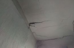 В Чернышевске многодетная семья вынуждена выживать в аварийном доме с провисшим потолком 
