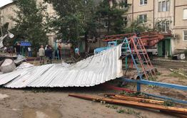Шквалистый ветер в Чите срывает крыши домов и валит рекламные конструкции  (видео) 