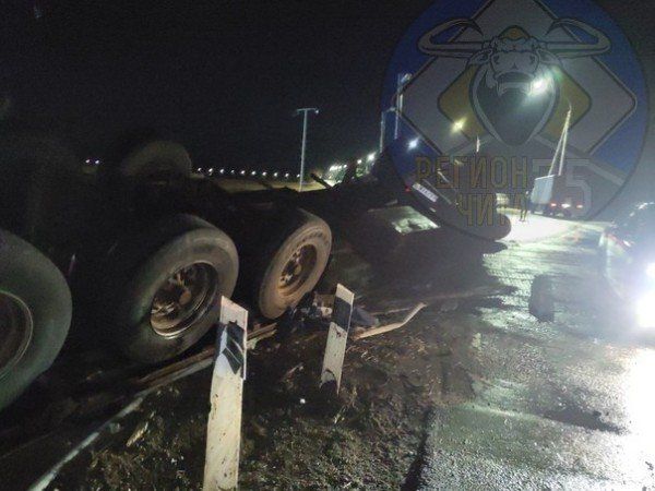 Фура перевернулась на железнодорожном переезде в Забайкалье