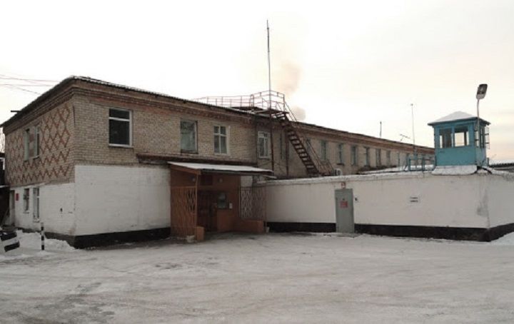 Сотрудника ИК-5 в Чите арестовали по подозрению в получении взятки - он проносил зэкам коньяк и телефоны