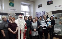 «20 чего-нибудь» предлагают положить в подарочный мешок театралы и поздравить с Новым годом соседей