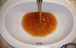 У жителей Приаргунска из крана течет ржавая вода