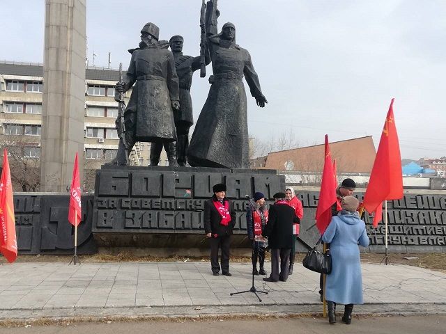 Коммунисты на митинге 7 ноября потребовали отставки Путина и правительства
