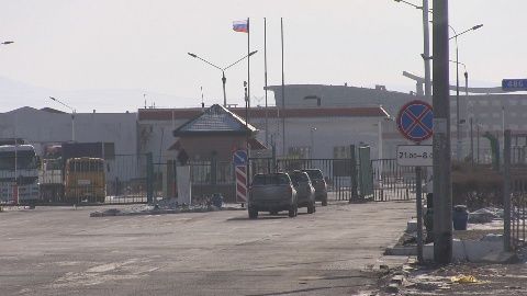 Несмотря на запрет, пограничники РФ выпустили машину в Китай через границу