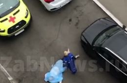 Тело девушки нашли во дворе дома напротив филфака ЗабГУ в Чите