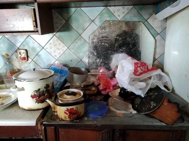 ​Краснокаменская «кукушка» на неделю уехала в Китай, бросив детей в грязной квартире с тараканами