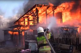 В Чите ребенок игрался с огнем и сжег постройки во дворе 