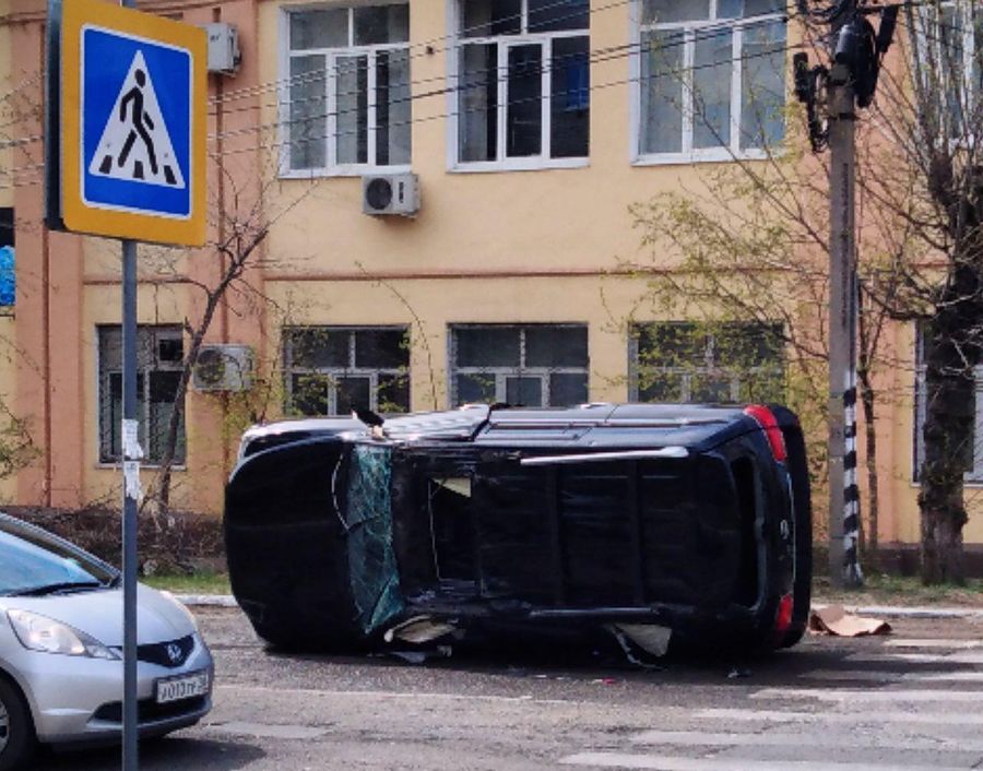 ​Внедорожник Lexus перевернулся в центре Читы после ДТП (ФОТО)
