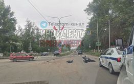 В Краснокаменске мотоциклист без прав врезался в иномарку, пострадали два человека