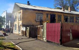 Пожарные эвакуировали читинцев из-за пожара в бараке на Столярова