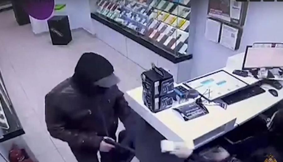 Разбойник с игрушечным пистолетом напал на два магазина в Ясногорске
