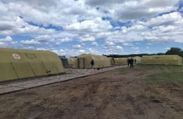 Первых пациентов с COVID-19 разместили в военном полевом госпитале в Каштаке