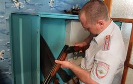 В Забайкалье полицейский похищал оружие и обманывал его владельцев