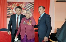 В селе Цаган-Ола ветеранам тыла вручили юбилейные медали