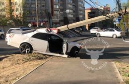 Водитель Toyota не справился с управлением и снес электроопору в Чите