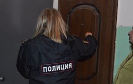 Ребенок чуть не выпал с балкона. Инспекторы ПДН изъяли его из семьи