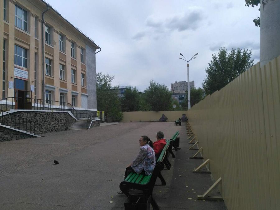 Пенсионеры возмущены ограждением на площади Декабристов