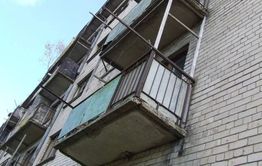 Читинец столкнул свою бывшую с балкона третьего этажа