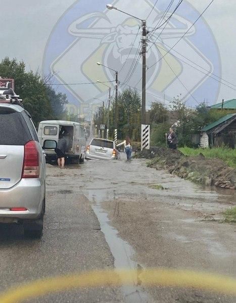 Toyota затонула на дороге в Чите. Видео 