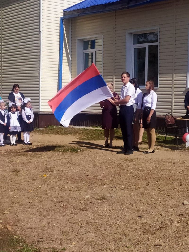 Флаг Сербии вместо флага России подняли на торжественной линейке в одном из сел Забайкалья 