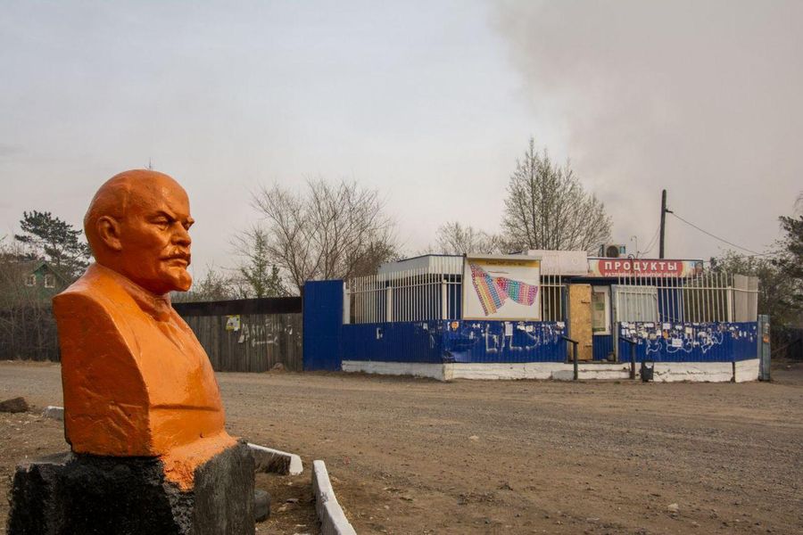 Бюст Ильича в Антипихе покрасили в цвет половой рейки