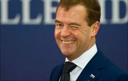 Медведев внезапно стал ученым и написал статью о необходимости повышения пенсионного возраста