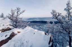 В долине реки Молоковка расположилась гора Че...